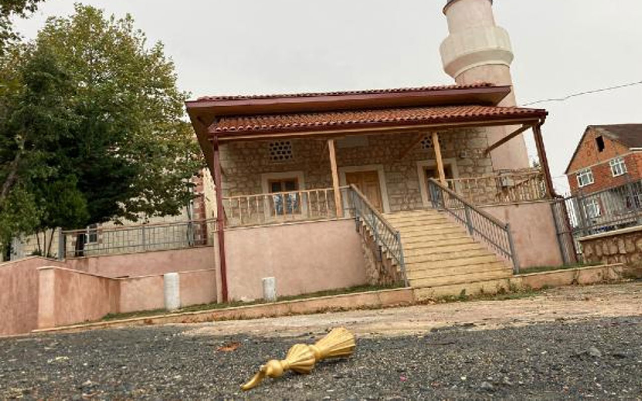 Minarenin alem bölümü koptu! Arnavutköy'de cami minaresine yıldırım düştü