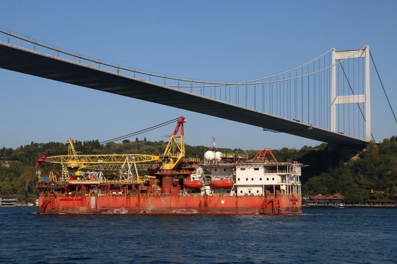 'Koca Ayak 3' İstanbul Boğazı'ndan geçip Karadeniz'e açıldı