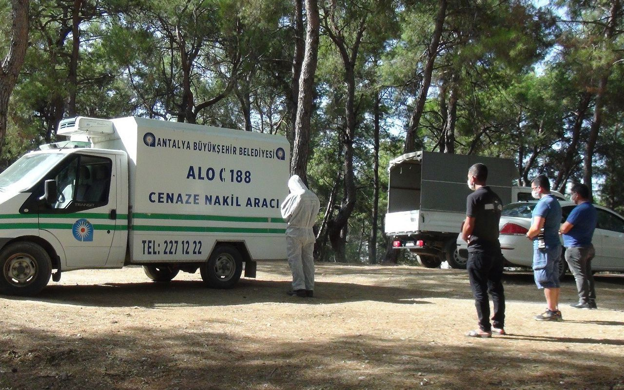Antalya'da 44 yaşındaki oğul koronavirüsten öldü annesinin yanına gömüldü