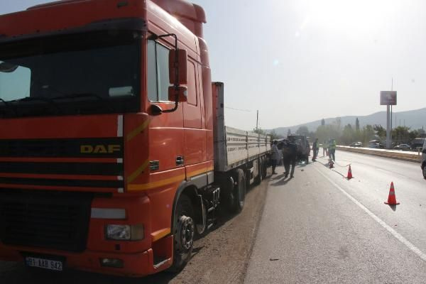 Tokat'ta feci kaza! Otomobil park halindeki tıra çarptı: 2 ölü, 2 yaralı