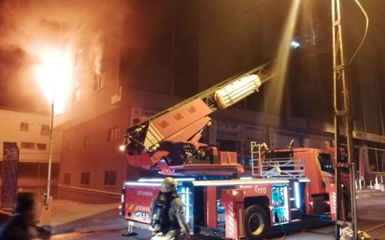 Ümraniye'de korkutan yangın! 5 katlı iş yeri alev alev yandı