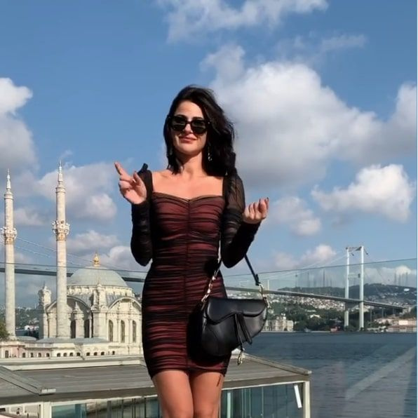 FOX TV Yasak Elma'nın Şahika'sı Nesrin Cavadzade çıplak fotoğrafların sergisinde ısrarcı