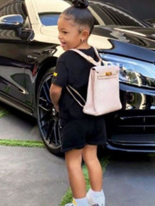 Kylie Jenner'ın kızına aldığı çantanın fiyatı dudak uçuklattı