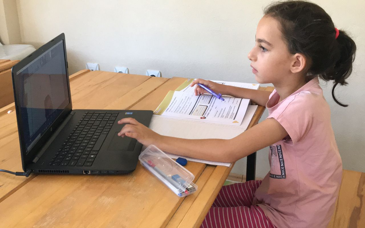 İnternet yok diye şikayet etmedi Antalya'da muhtar uzaktan eğitim için kolları sıvadı
