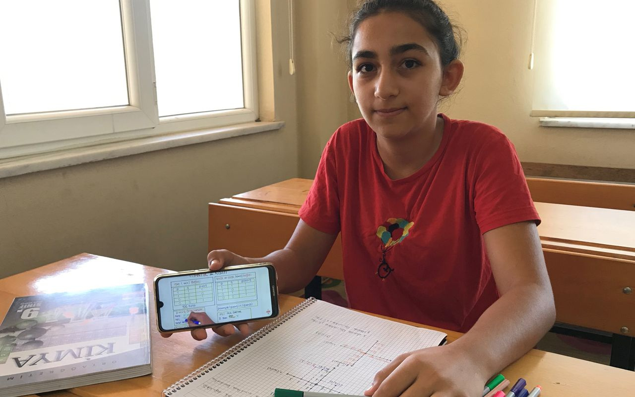 İnternet yok diye şikayet etmedi Antalya'da muhtar uzaktan eğitim için kolları sıvadı