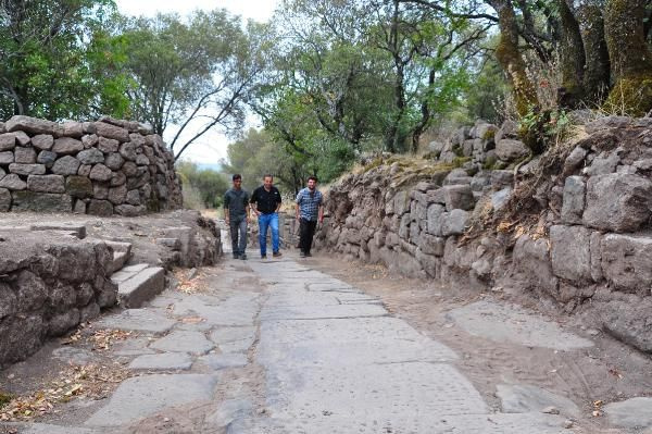 Manisa'da bulunan 2 bin yıllık tarihi yol uzunluğuyla şaşırttı