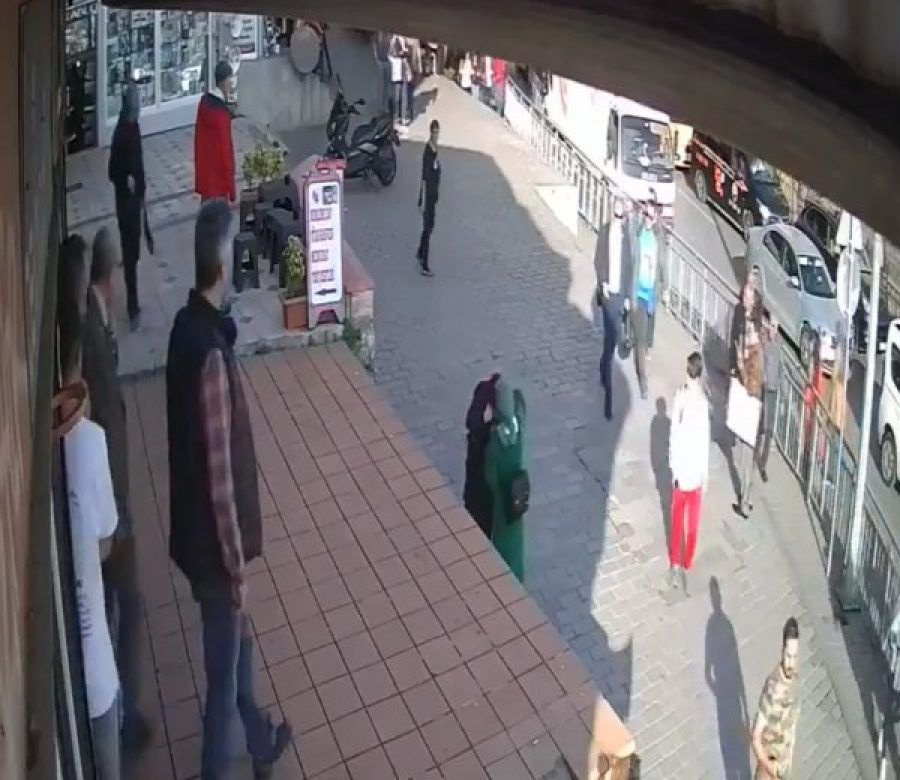 Karaköy’de başörtülü öğrencilere saldıran kadının 11 yıl 9 ay hapsi istendi