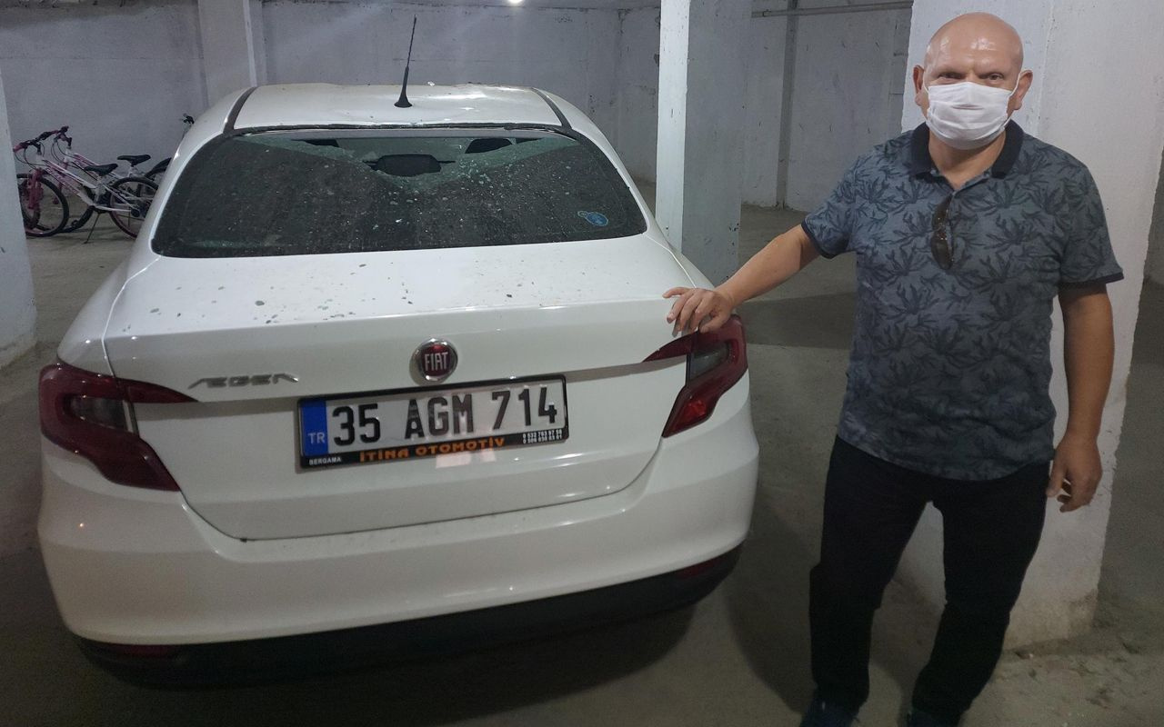 İzmir'de evinin önüne park eden araca saksı atıp sopayla vurdu: Varlığından haberdardık ama...