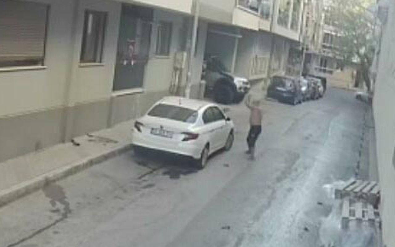 İzmir'de evinin önüne park eden araca saksı atıp sopayla vurdu: Varlığından haberdardık ama...