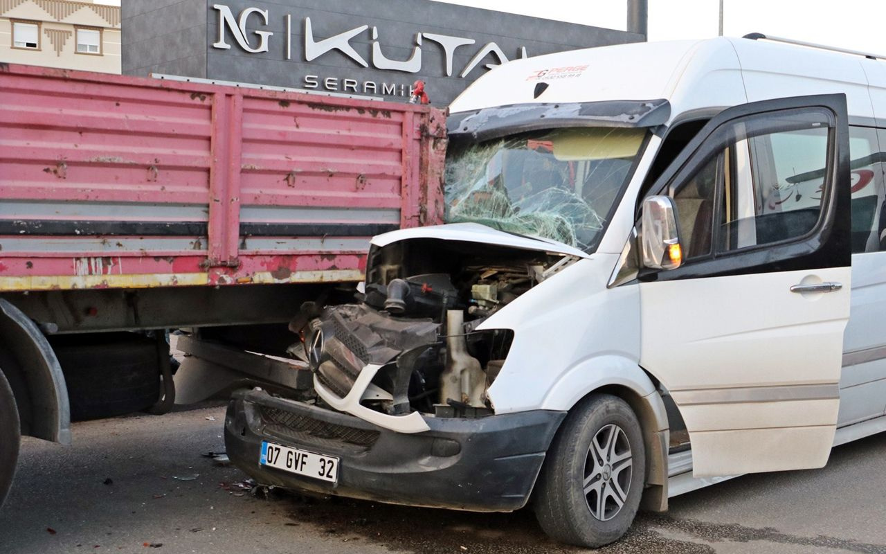 Antalya'da servis minibüsü TIR'a arkadan çarpınca korkunç kaza yaşandı: 12 yaralı