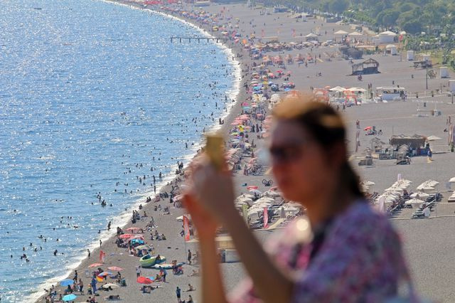 Antalya'da koronavirüsü unuttular! Tatilciler sahillere akın etti