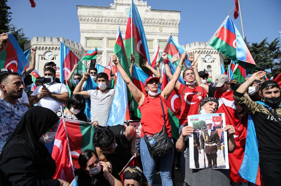 Azerbaycan bayrağını alan Beyazıt'a koştu! İstanbul'dan destek sloganları