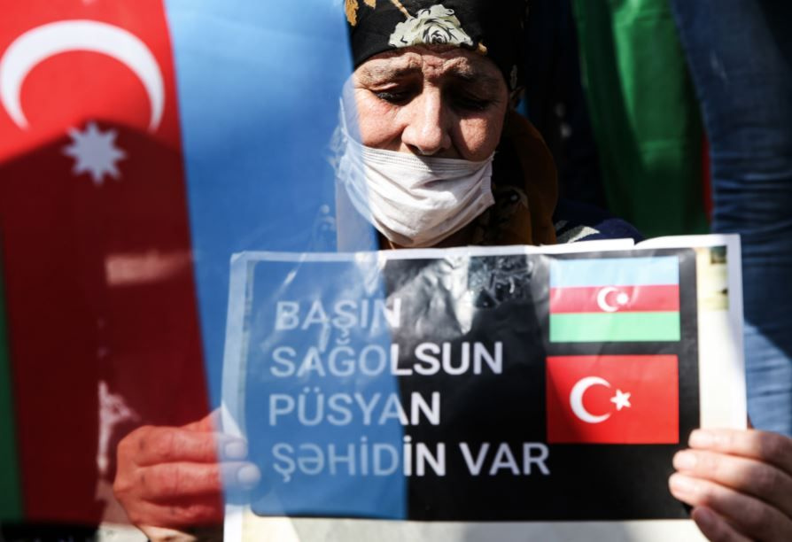 Azerbaycan bayrağını alan Beyazıt'a koştu! İstanbul'dan destek sloganları
