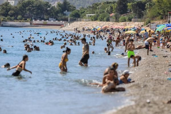 Sıcaklık 35 dereceye çıktı! Dünyaca ünlü Konyaaltı Sahili doldu taştı