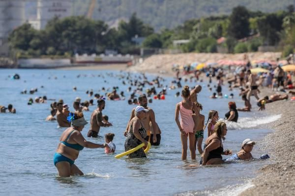 Sıcaklık 35 dereceye çıktı! Dünyaca ünlü Konyaaltı Sahili doldu taştı