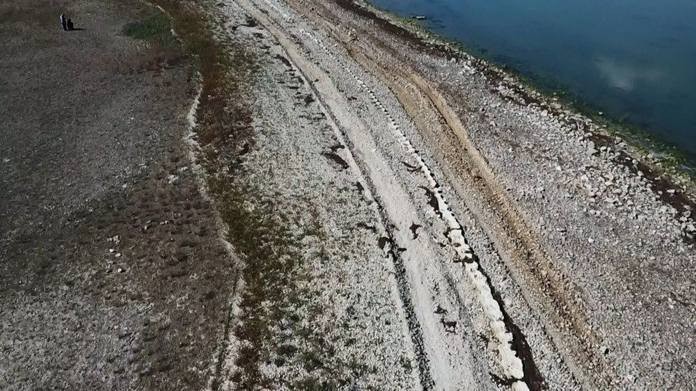 İstanbul Büyükçekmece Gölü'nde şaşırtan manzara! 1500 yıllık hat ortaya çıktı