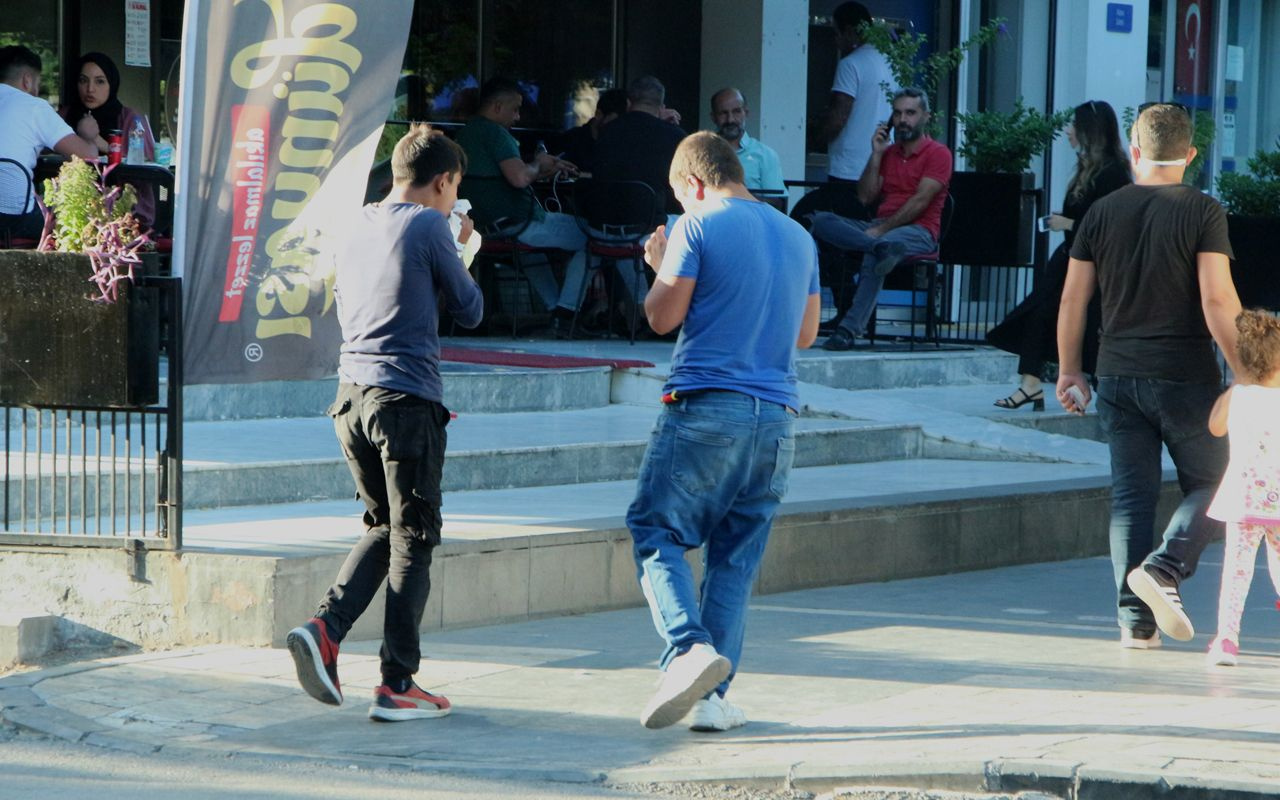 Adana'da 2 genç kimselere aldırmadan sokak ortasında uçucu madde soludu