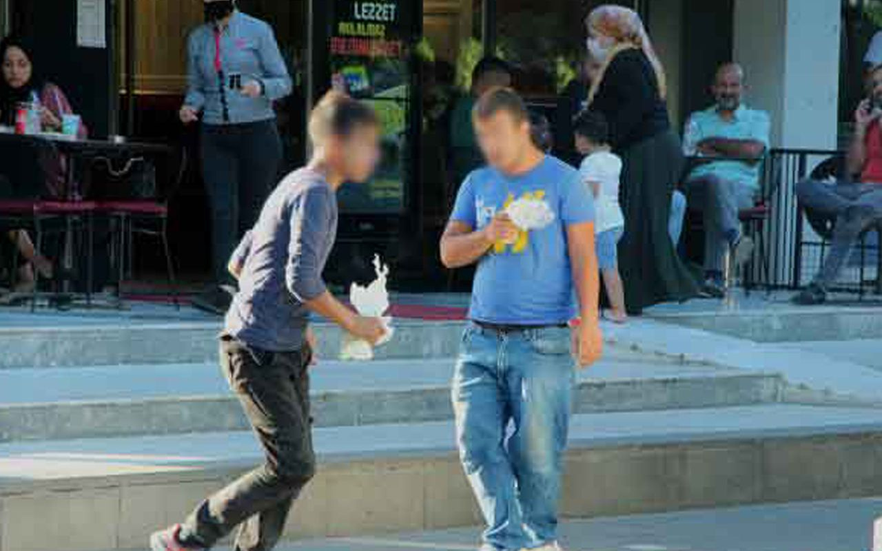 Adana'da 2 genç kimselere aldırmadan sokak ortasında uçucu madde soludu