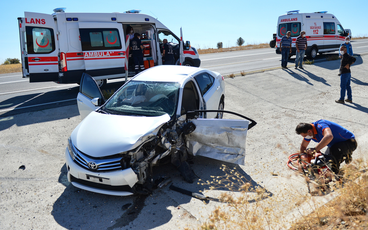 Tunceli'de feci kaza! İki araç kafa kafaya çarpıştı