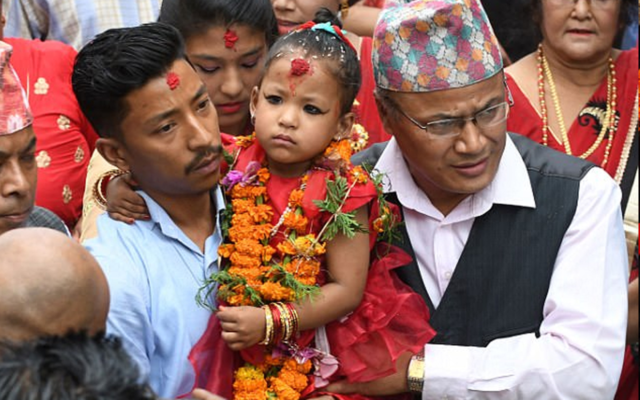 Nepal'de bu çocukları kucaklarından indirmeleri yasak! Sebebi ise bakın ne