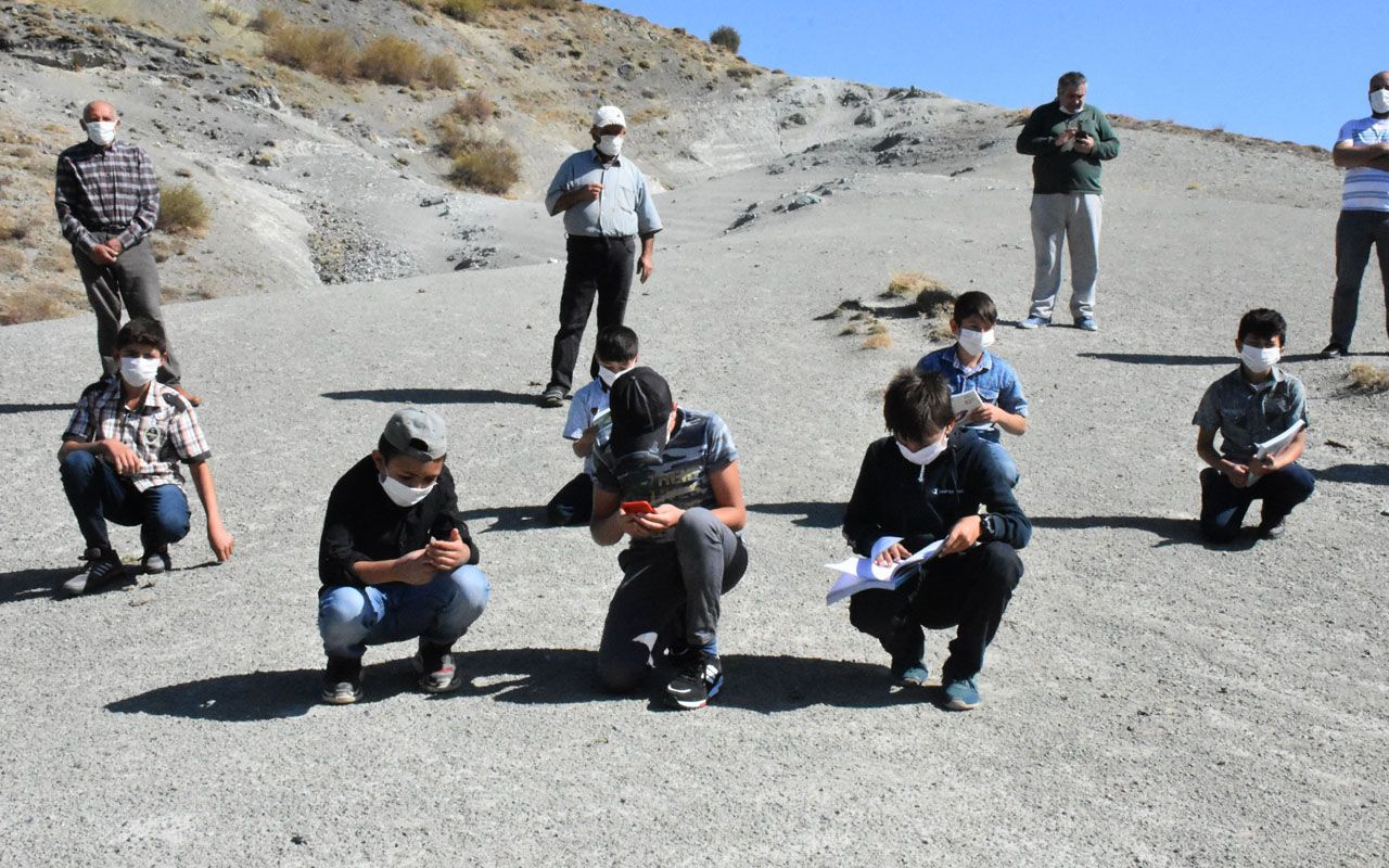Sivas'ta öğrencilerin 'internet' mücadelesi 1 kilometre uzaktaki tepeye tırmanıyorlar