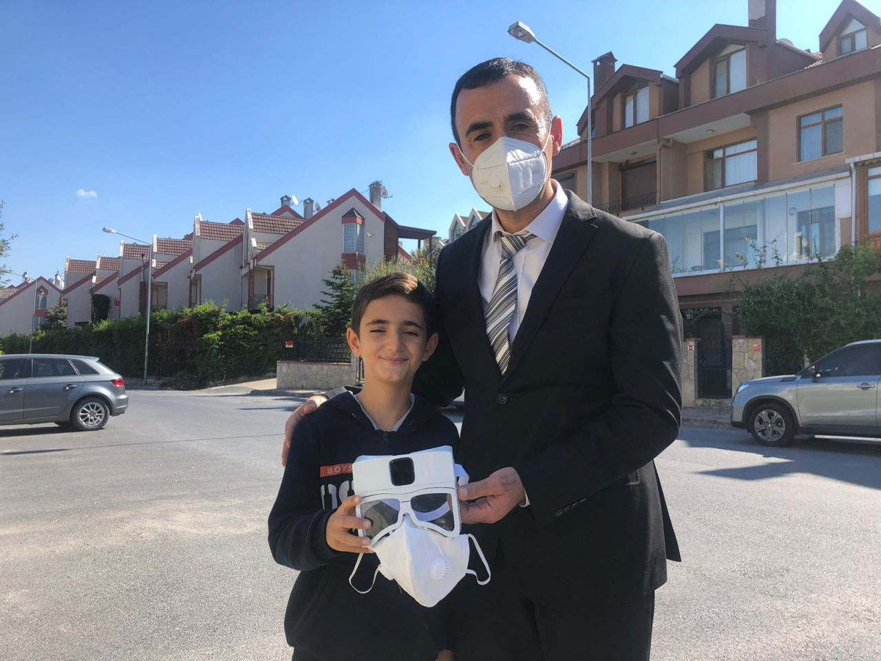 Yerli 'akıllı maske' seri üretime hazır fikri oğlu verdi babası yaptı
