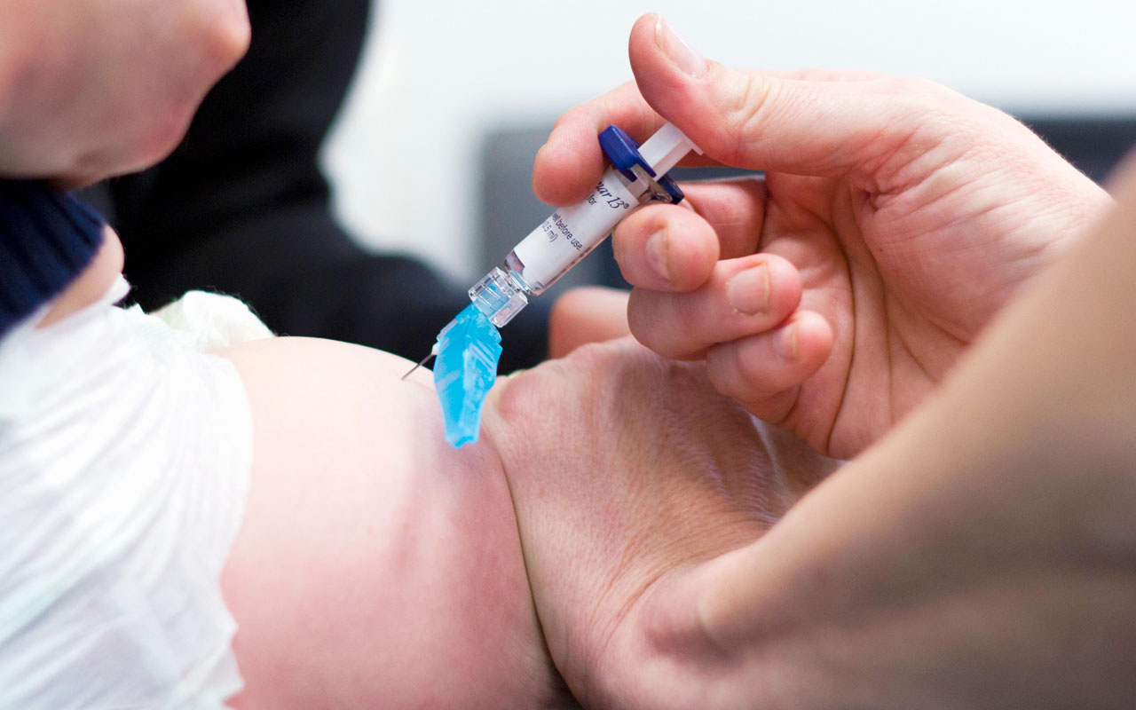 İngiliz bilim insanları: En az 1 yıl gerek ve herkesin aşı olacağı anlamına gelmez