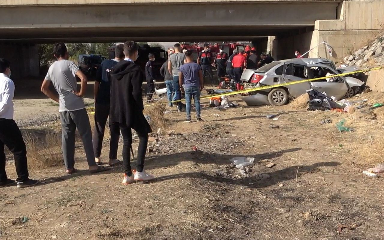 Kırıkkale'de köprüden düşen otomobilde sıkışarak gelen feci ölüm