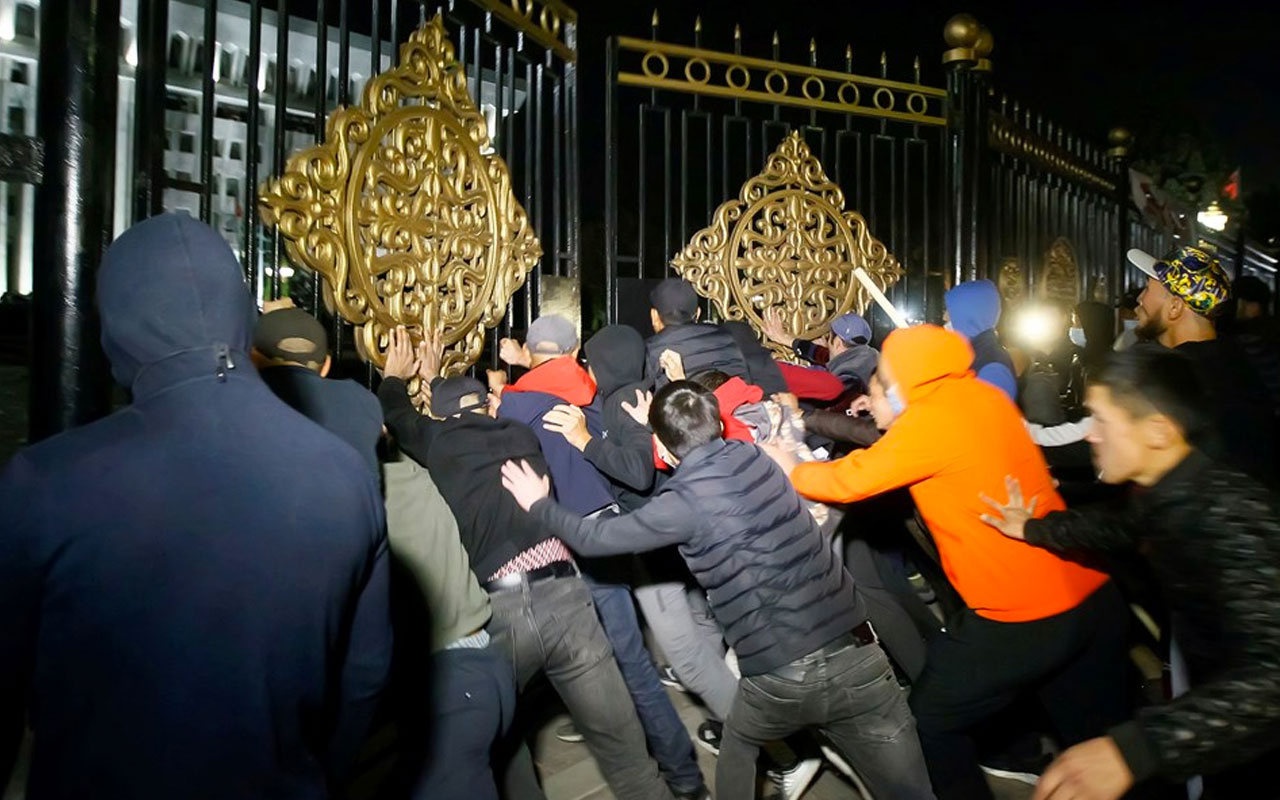 Kırgızistan’da devam eden protestolarda 122 kişi yaralandı