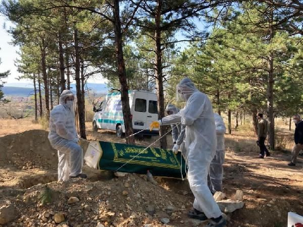 Kütahya Emet’te koronavirüsten ölen 5 kişi tabutlarıyla toprağa verildi