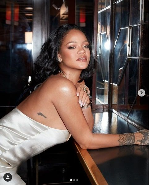Rihanna iç çamaşırı moda defilesinde içinde İslami hadis geçen şarkı çaldırdı tepki yağdı