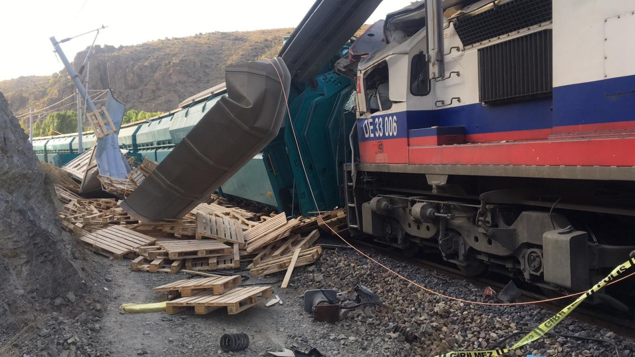 Son dakika Yozgat�ta 2 tren birbirine girdi kaza yerine çok sayıda ekip