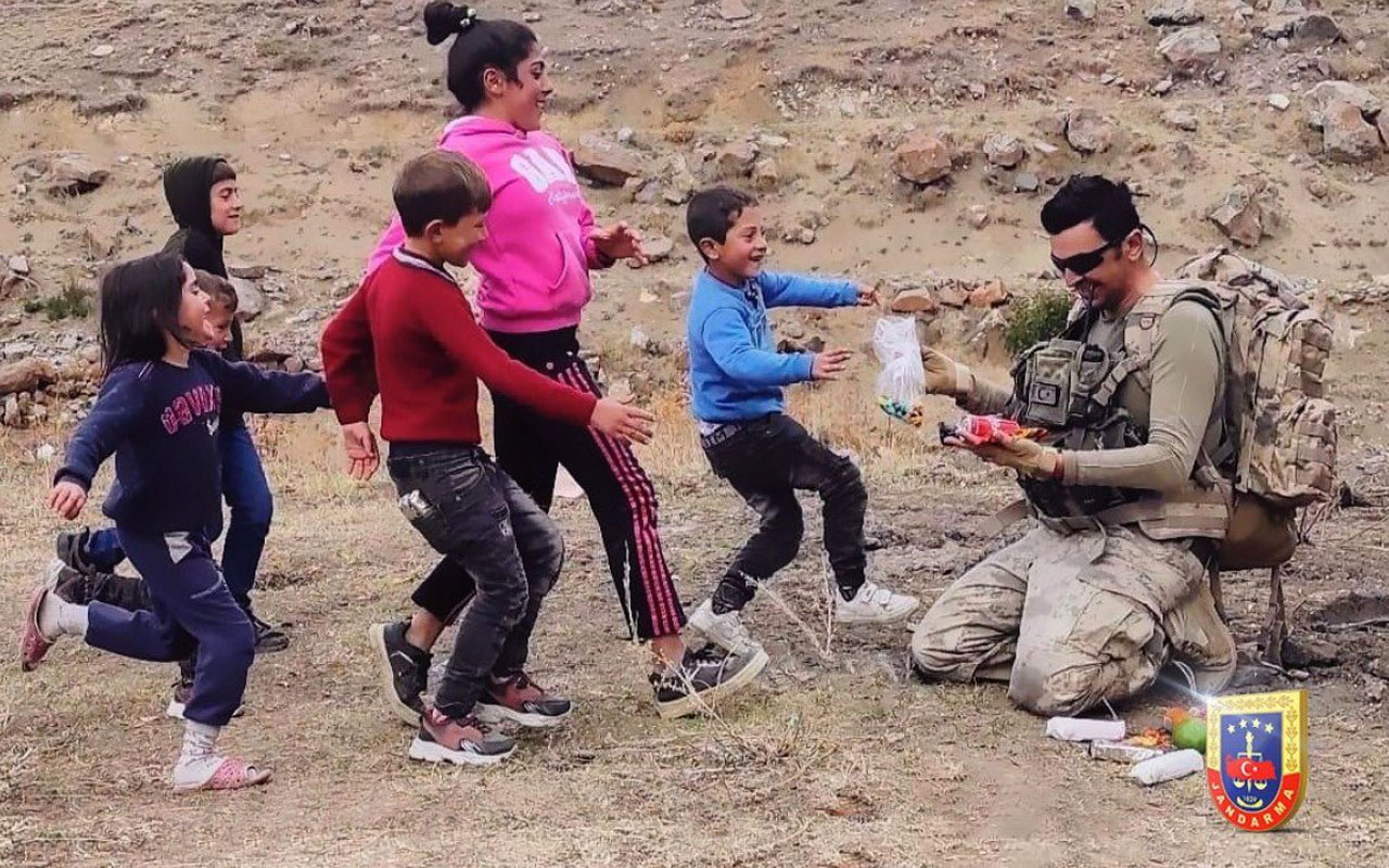 Mehmetçik çantasındaki kumanyasını çocuklarla paylaştı yüzleri bakın nasıl güldü