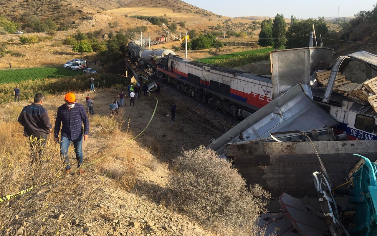 Son dakika Yozgat'ta 2 tren birbirine girdi kaza yerine çok sayıda ekip gönderildi