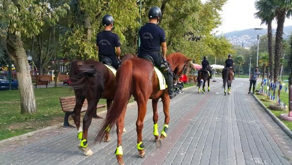 Bursa'da atlı polisleri gören bir daha baktı! Vatandaşlar fotoğraf çektirdi