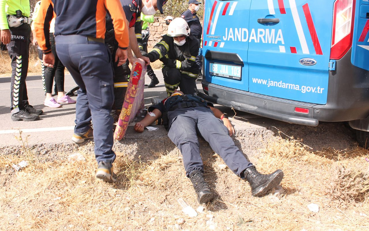 Aksaray'da jandarma aracı ile otomobil kafa kafaya çarpıştı 2'si ağır 5 yaralı