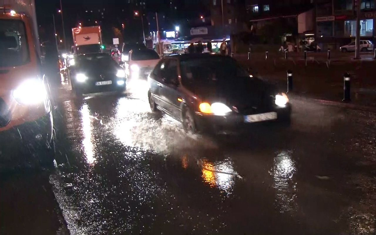 Sağanak yağışın vurduğu İstanbul'da yollar göle döndü