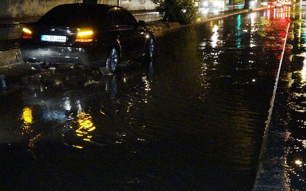 Sağanak yağışın vurduğu İstanbul'da yollar göle döndü