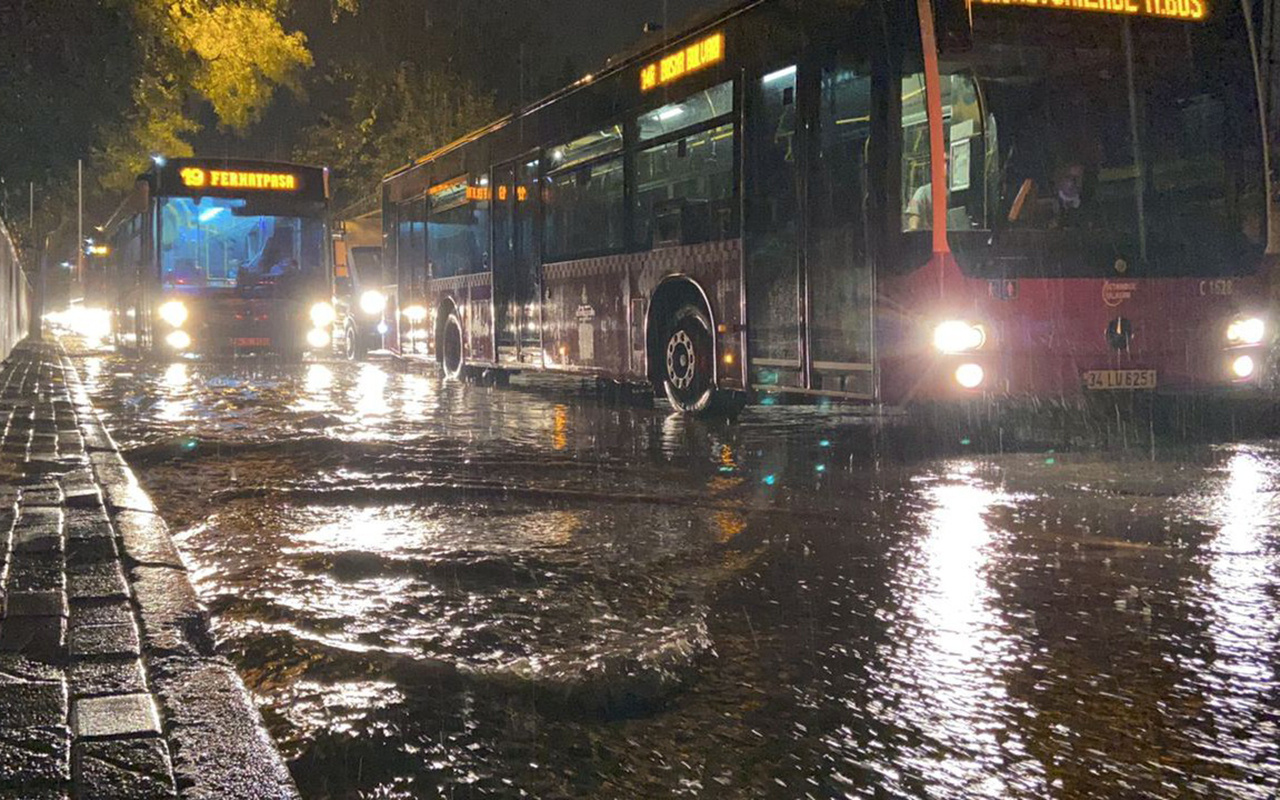 Sağanak yağışın vurduğu İstanbul'da yollar göle döndü