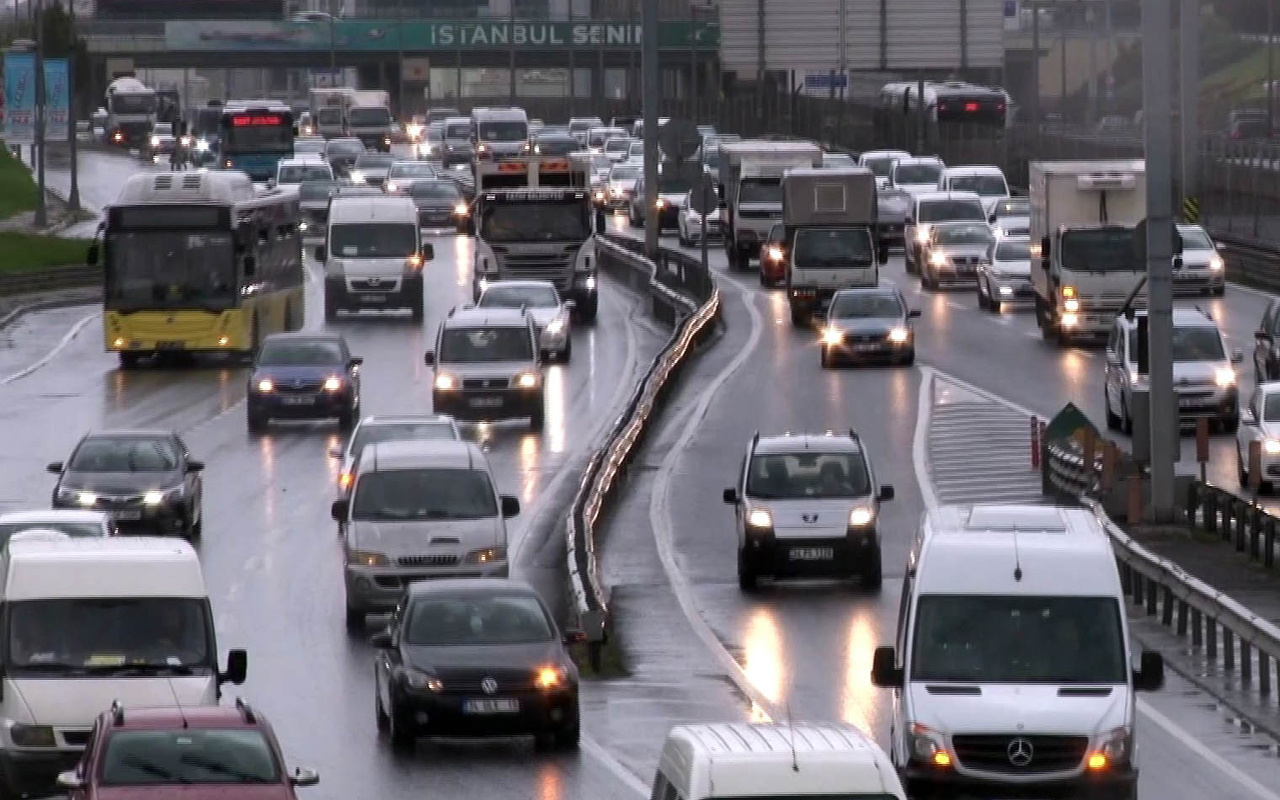 İstanbul'da yağmur yağdı trafik kilitlendi! Son günlerin rekorunu kırdı