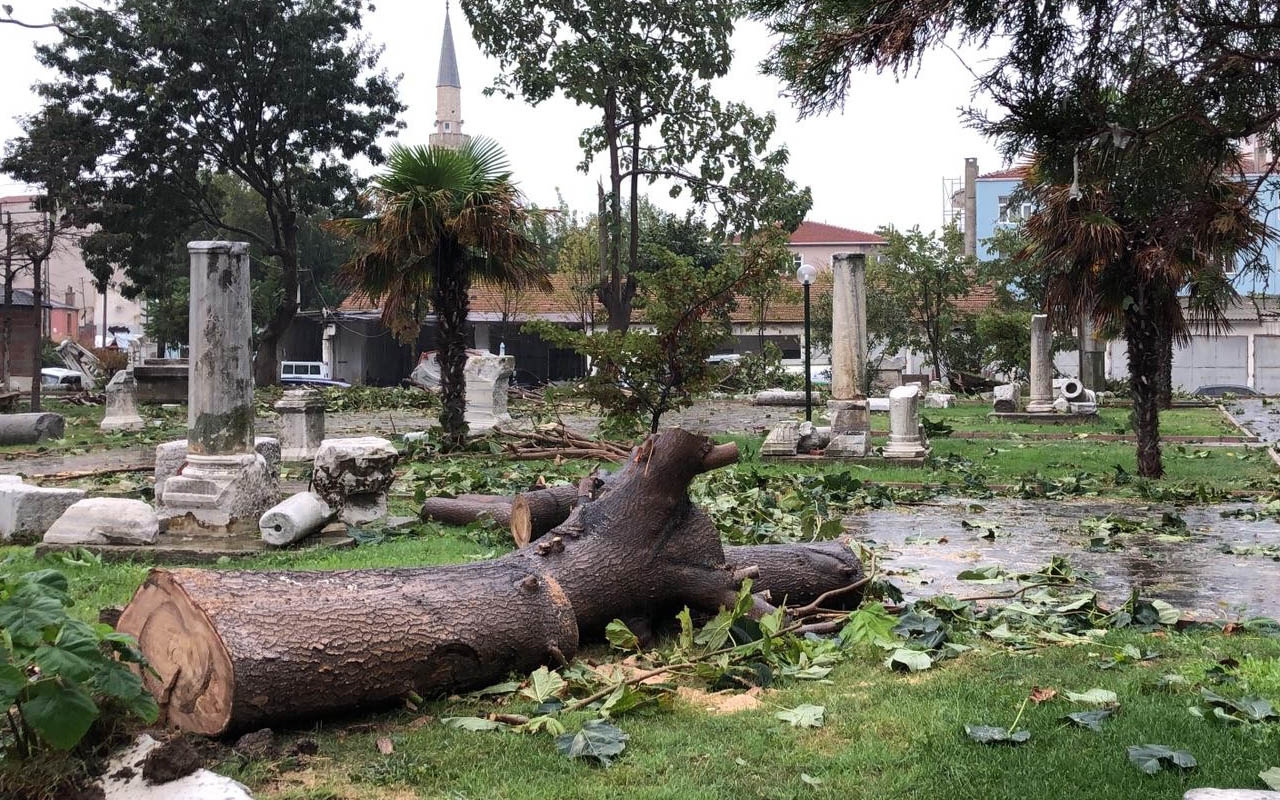 Tekirdağ'da hortum önüne ne kattıysa götürdü