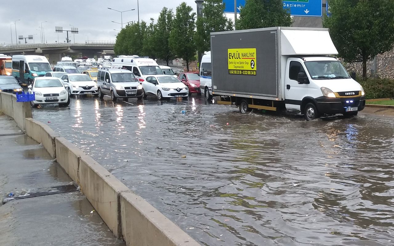 İzmir'de sağanak ve dolu yağışı kendini göstermeye başladı