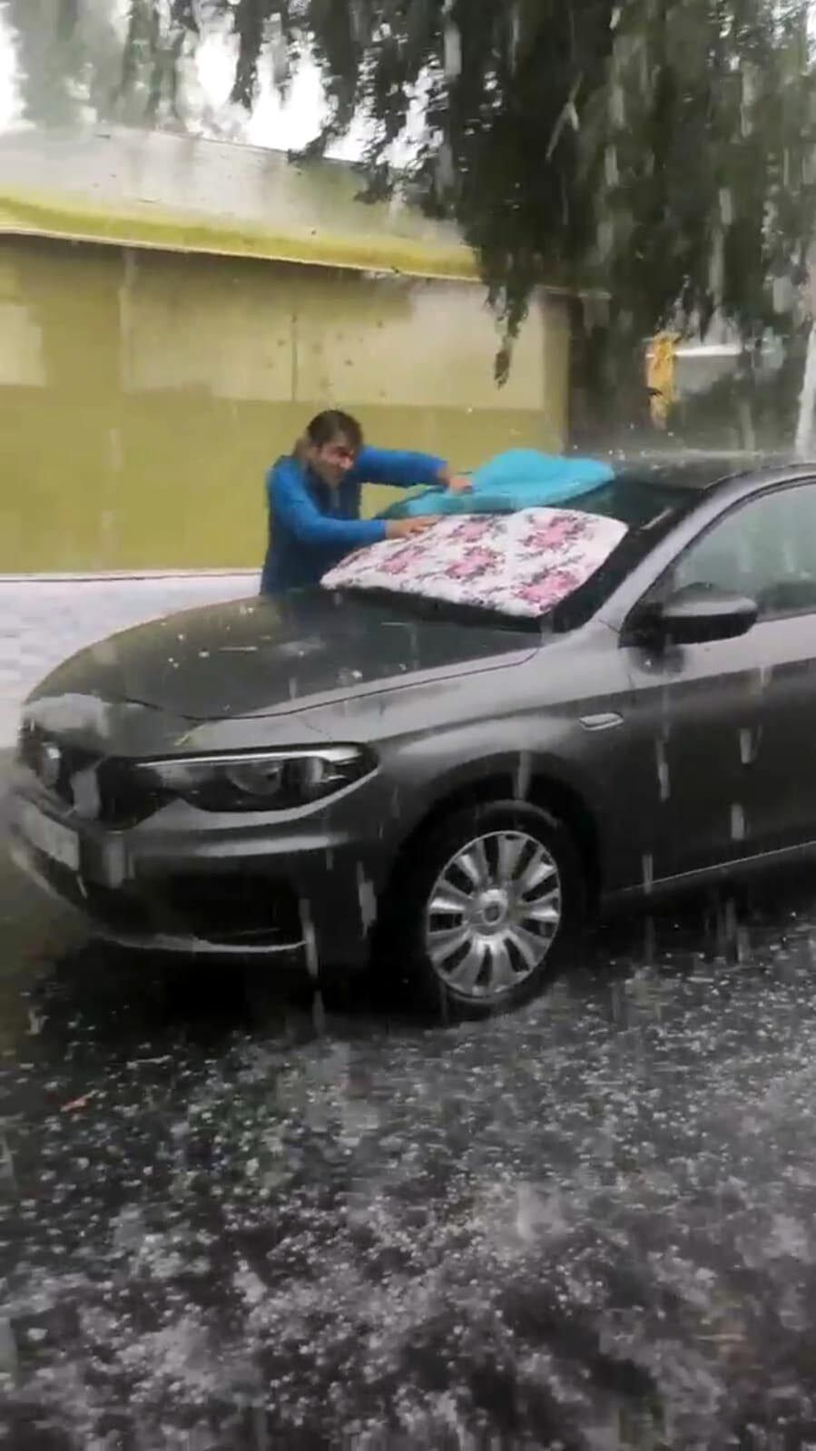 İzmir'de sağanak ve dolu yağışı kendini göstermeye başladı