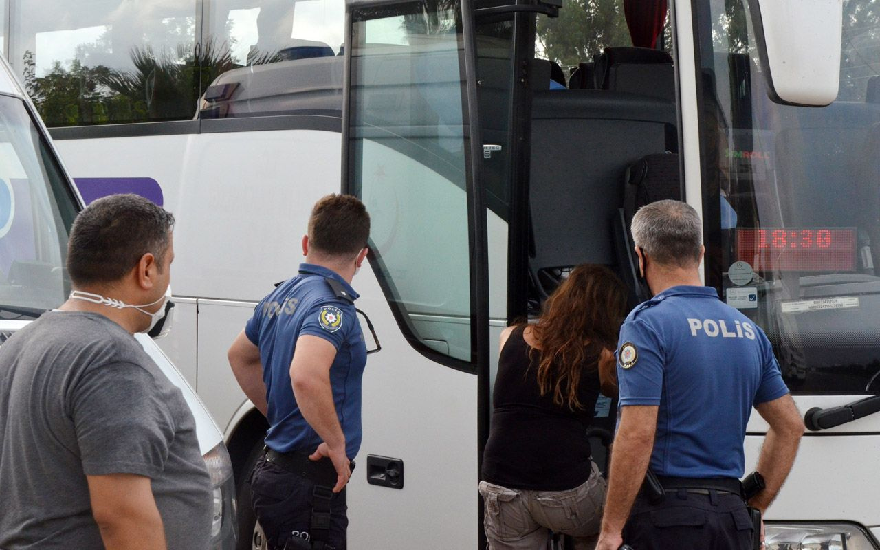 Emekli emniyet müdürü Antalya'da yolcu otobüsünde fenalaşarak öldü eşi feryat etti