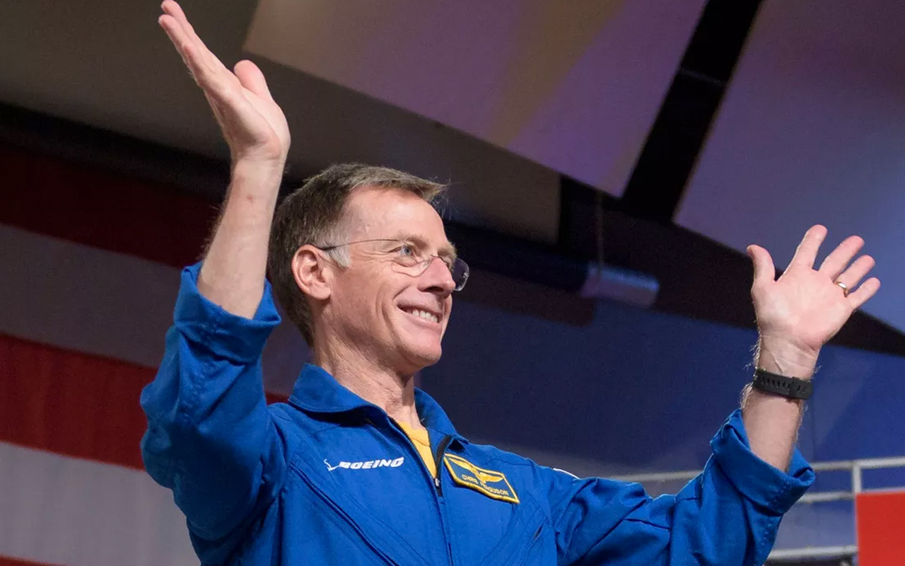 ABD'li astronot Chris Ferguson ilk insanlı uzay seferine 'ailevi sebepler yüzünden' katılamayacağını duyurdu
