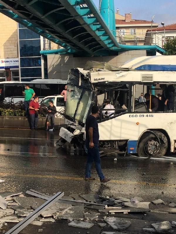 Ankara'da belediye otobüsü üst geçit asansörüne çarptı! Yaralılar var