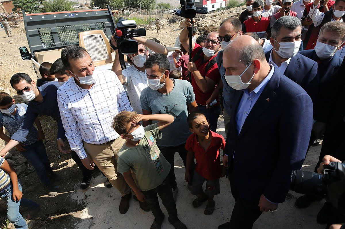 İçişleri Bakanı Soylu, Sakarya'da dövülen mevsimlik tarım işçilerini Mardin'de ziyaret etti