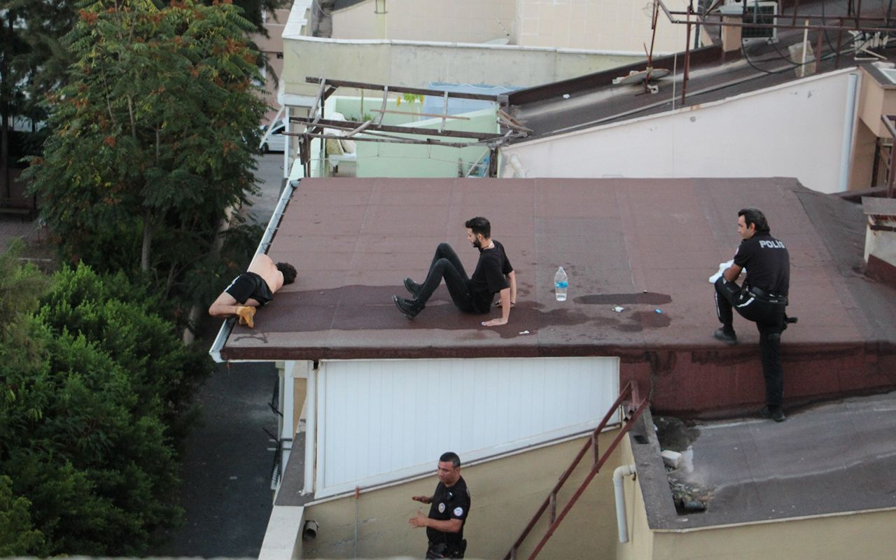Antalya'da binanın çatısına çıkan genç sızıp kaldı yürekler ağza geldi