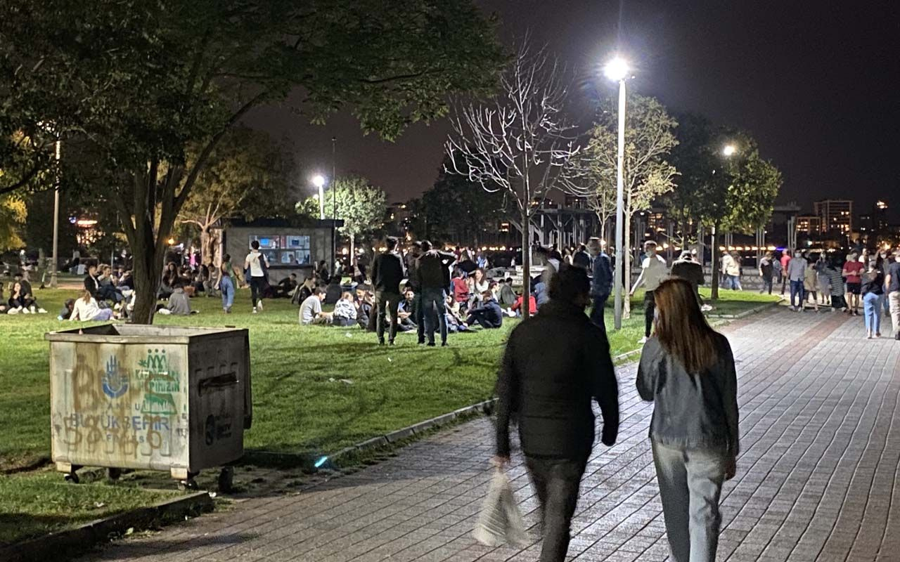 İstanbul'da haftasonu kalabalığı akşam da sürdü: Kadıköy Moda Sahili maskeden bir haber