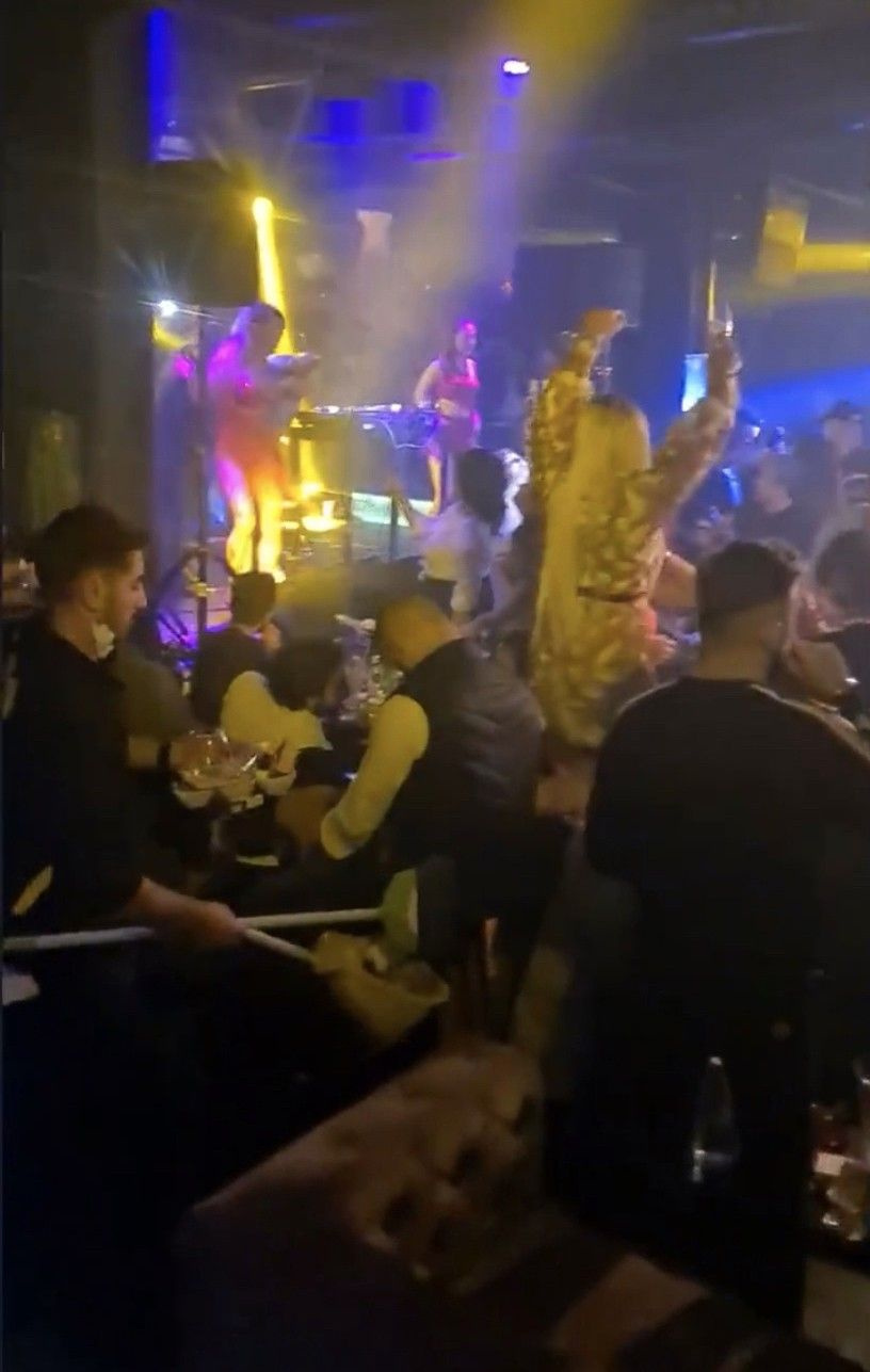 İstanbul'un göbeğindeki gece kulübünde dansözlü korona partisi! Akıllanmayacağız